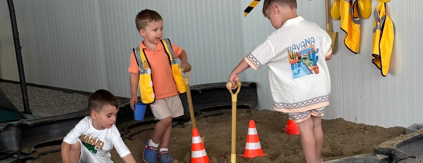 Copii în zona de construcții cu nisip