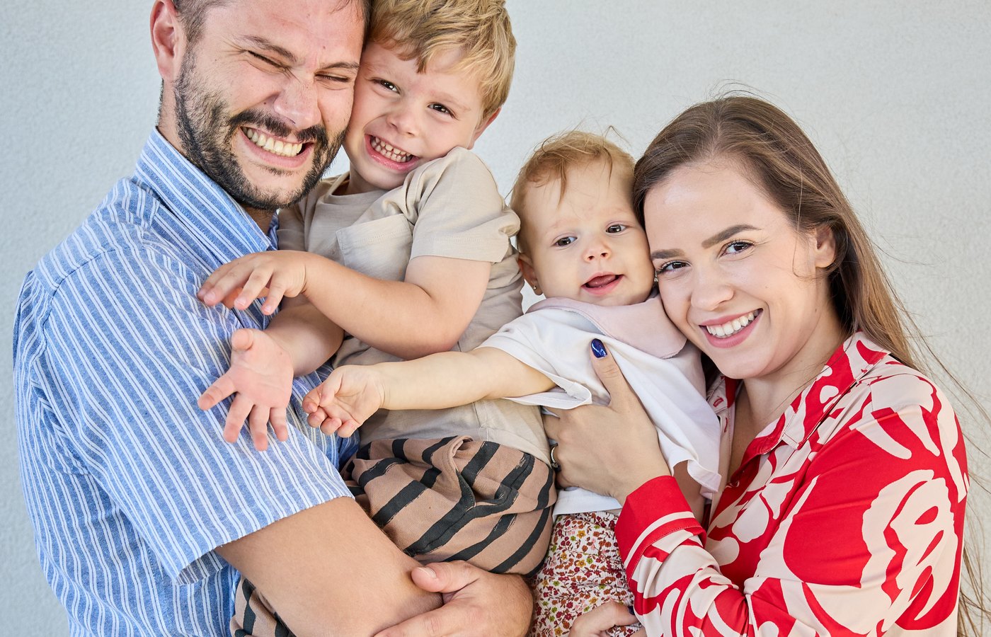 Familia fondatoare Atelier de Bucurie, împreună cu Dimi și Zaia