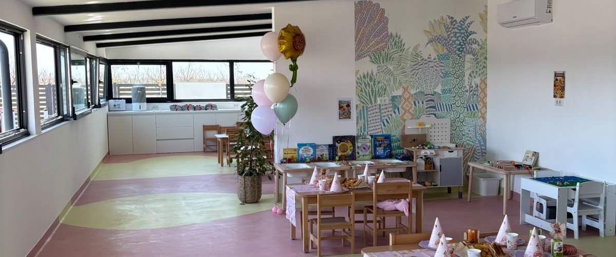 Vedere panoramică a sălii de grupă, pregătită pentru o aniversare